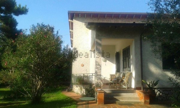 casa indipendente in vendita a Massa in zona Marina di Massa