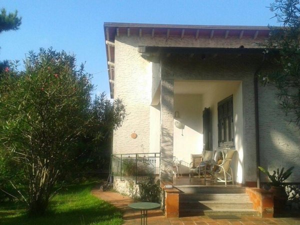 casa indipendente in vendita a Massa in zona Marina di Massa