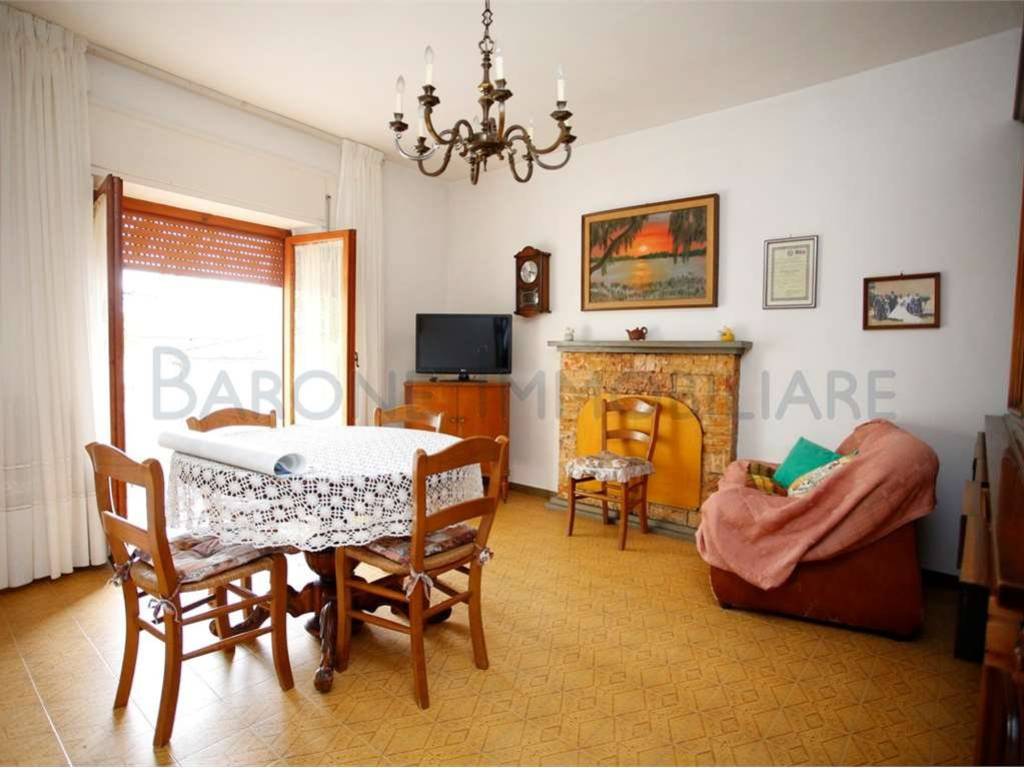 casa indipendente in vendita a Massa