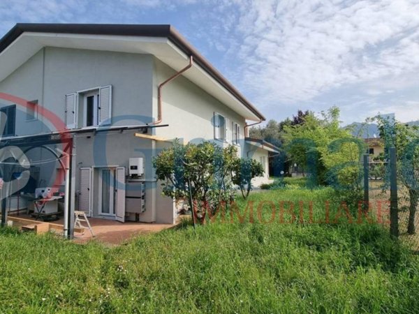 casa indipendente in vendita a Massa in zona Poveromo