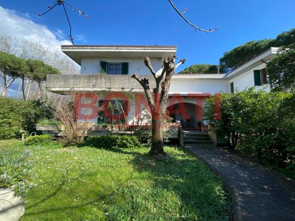 casa indipendente in vendita a Massa in zona Marina dei Ronchi