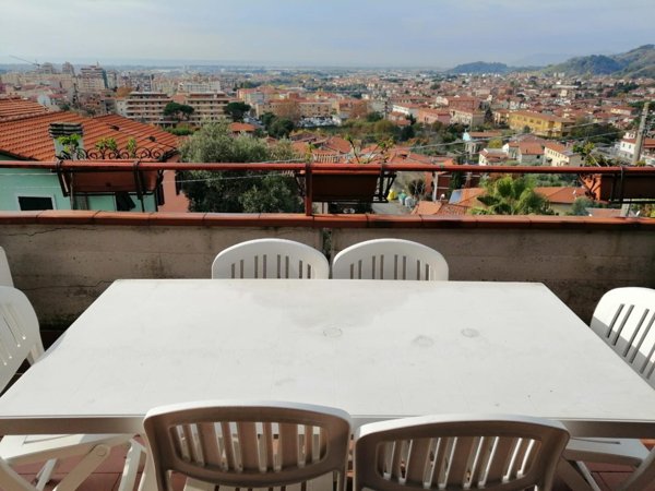casa indipendente in vendita a Massa in zona Centro Storico