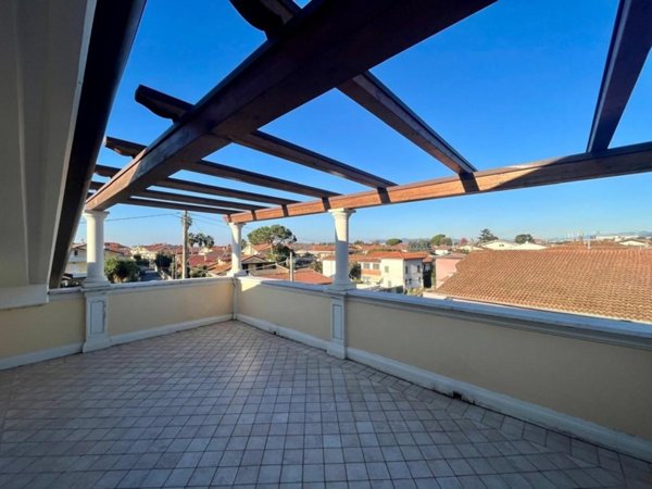 appartamento in vendita a Massa in zona Marina di Massa