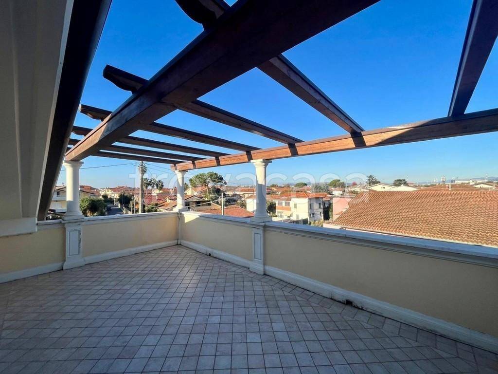 appartamento in vendita a Massa in zona Marina di Massa