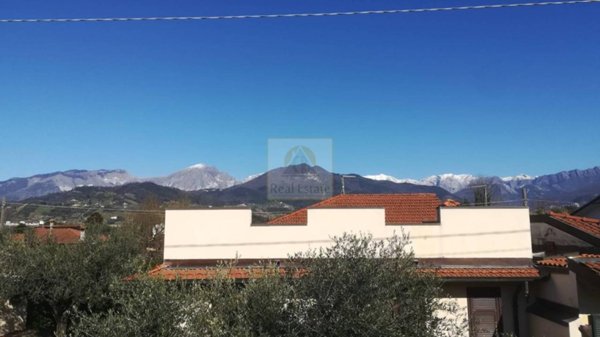 casa indipendente in vendita a Massa in zona Marina di Massa