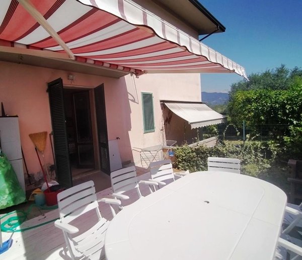 casa indipendente in vendita a Massa in zona Marina dei Ronchi