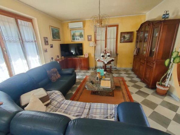 casa indipendente in vendita a Massa in zona Marina di Massa