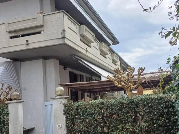 casa semindipendente in vendita a Massa in zona Marina di Massa