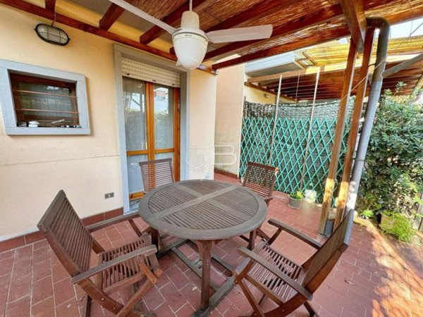casa indipendente in vendita a Massa in zona Marina dei Ronchi