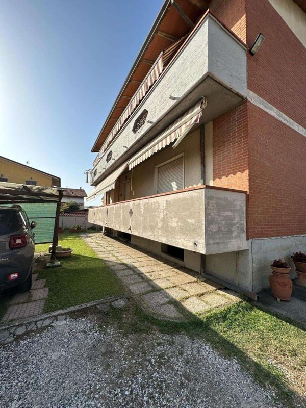 casa indipendente in vendita a Massa in zona Marina di Massa