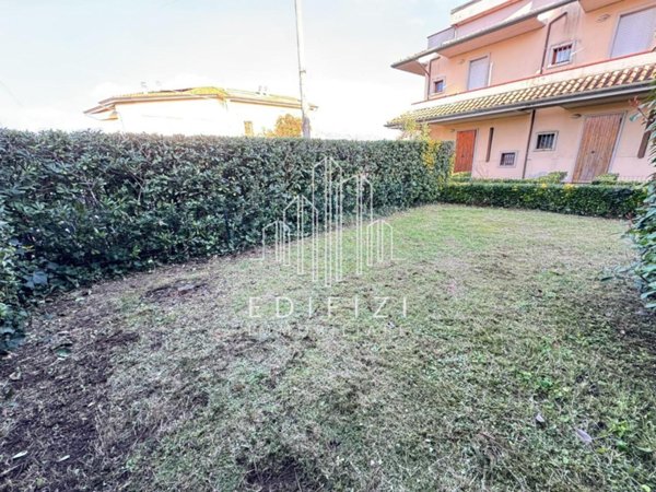 casa indipendente in vendita a Massa in zona Marina di Massa