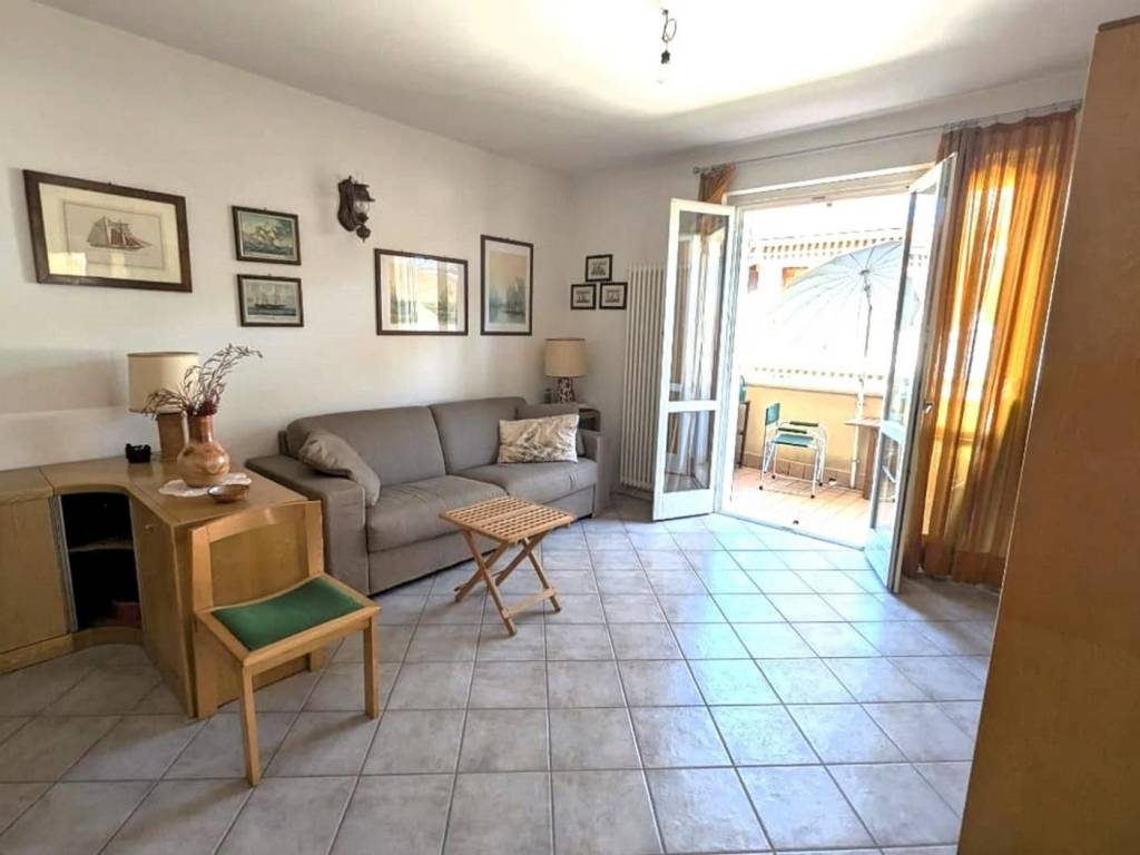 appartamento in vendita a Massa in zona Marina dei Ronchi