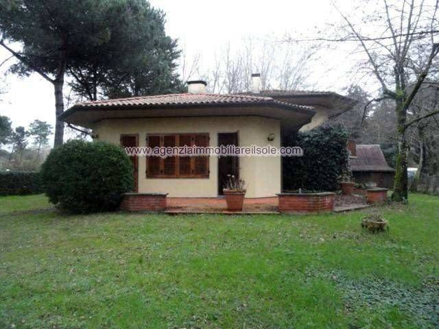 casa indipendente in vendita a Massa in zona Poveromo
