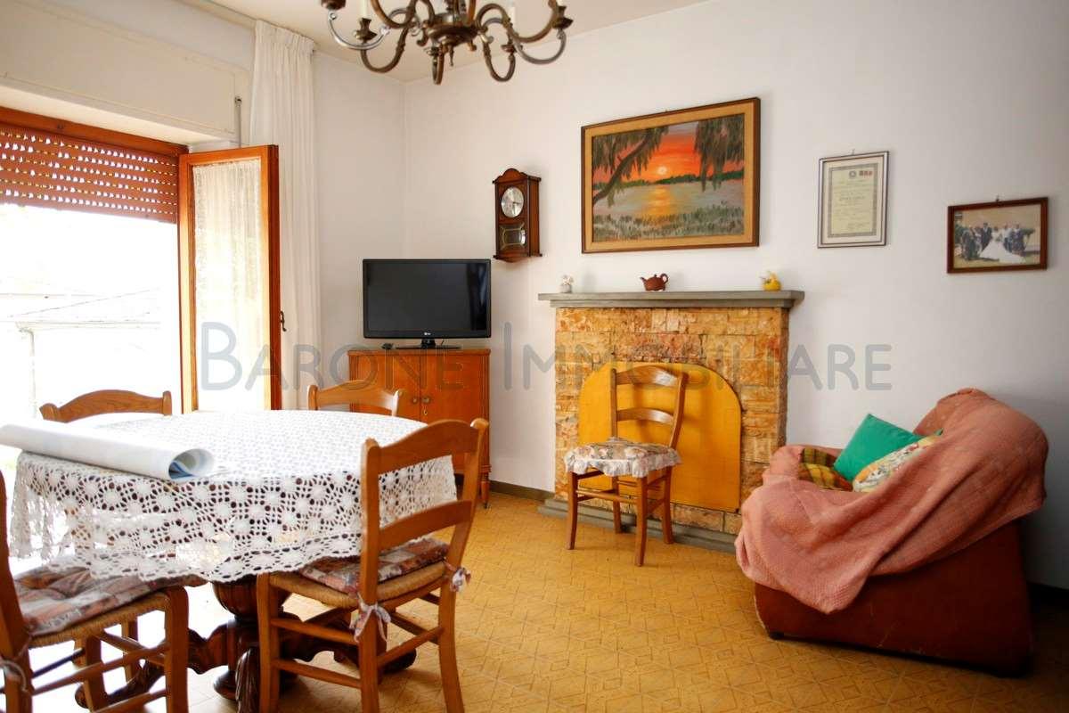 casa indipendente in vendita a Massa in zona Pariana