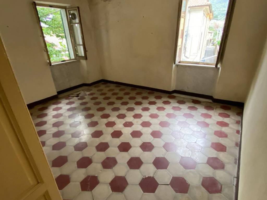appartamento in vendita a Massa in zona Castagnola