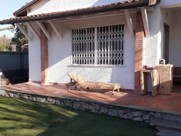 quadrivano in vendita a Massa in zona Marina dei Ronchi