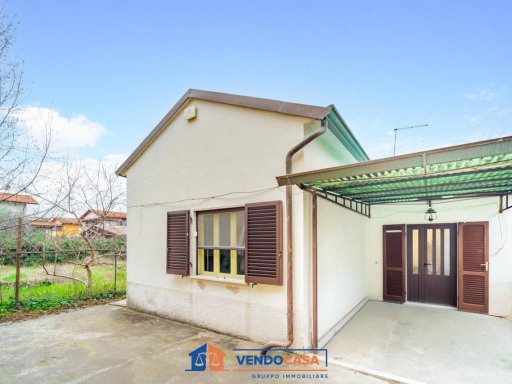 casa indipendente in vendita a Massa in zona Marina di Massa