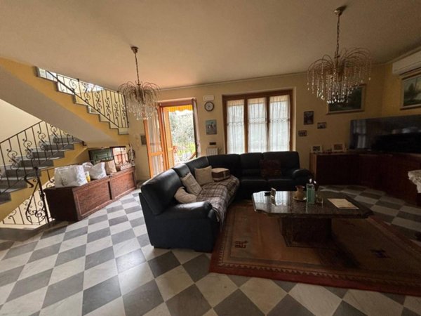 casa indipendente in vendita a Massa in zona Marina di Massa