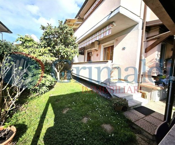 appartamento in vendita a Massa in zona Marina di Massa