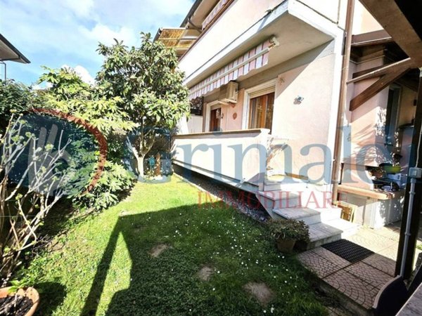 appartamento in vendita a Massa in zona Marina di Massa