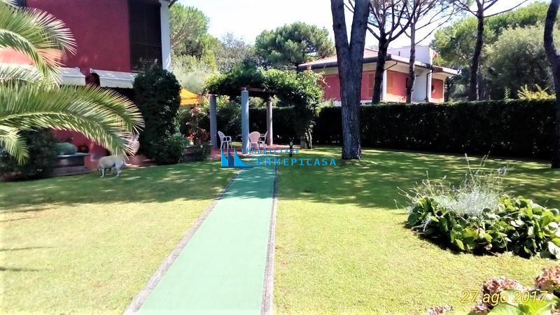casa indipendente in vendita a Massa in zona Poveromo