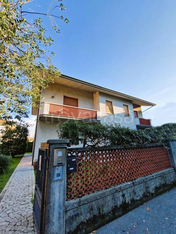 appartamento in vendita a Massa in zona Marina di Massa