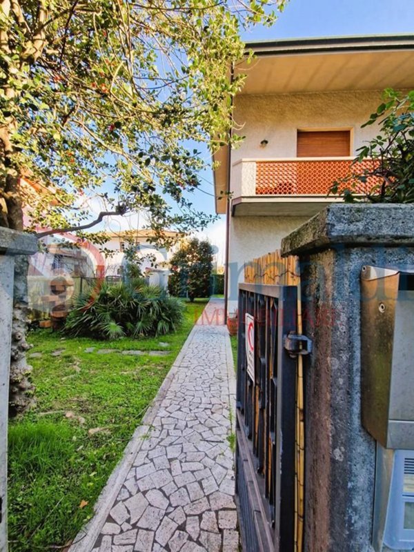 appartamento in vendita a Massa in zona Marina di Massa