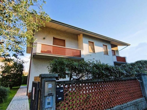 appartamento in vendita a Massa in zona Marina di Massa