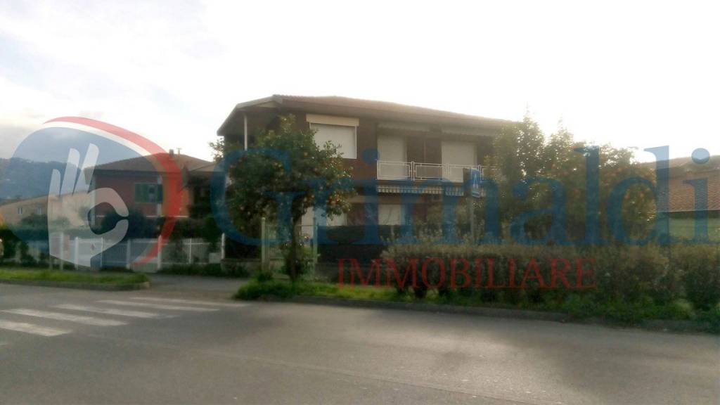 appartamento in vendita a Massa in zona Castagnola