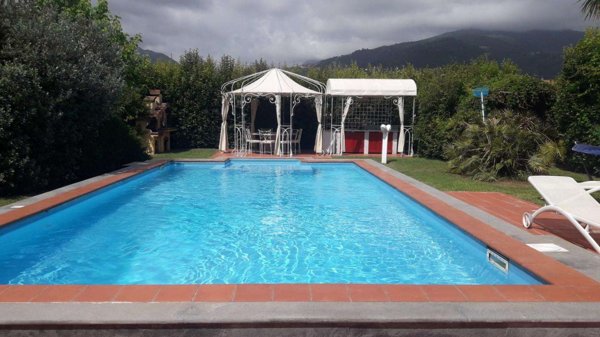 casa indipendente in vendita a Massa in zona Marina di Massa