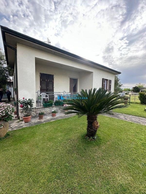 casa indipendente in vendita a Massa in zona Marina dei Ronchi