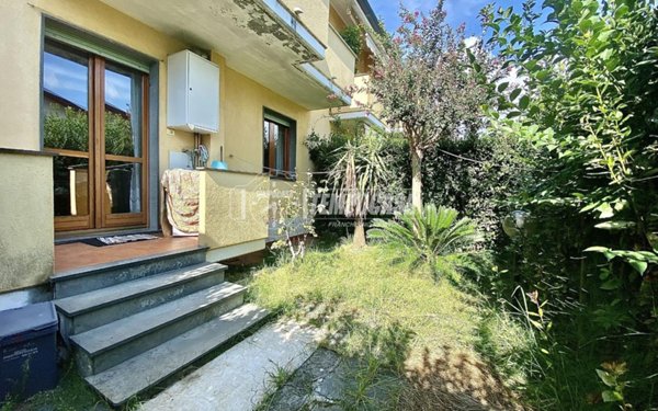 appartamento in vendita a Massa in zona Marina di Massa