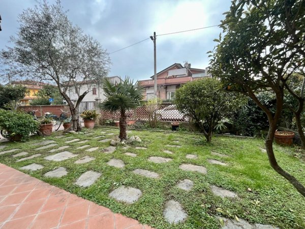 appartamento in vendita a Massa in zona Marina di Massa