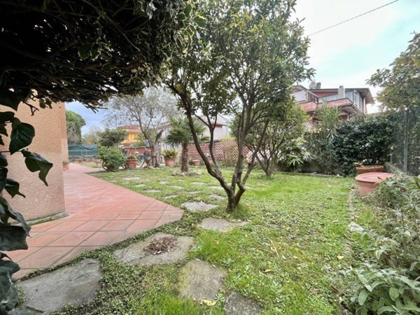 appartamento in vendita a Massa in zona Marina di Massa