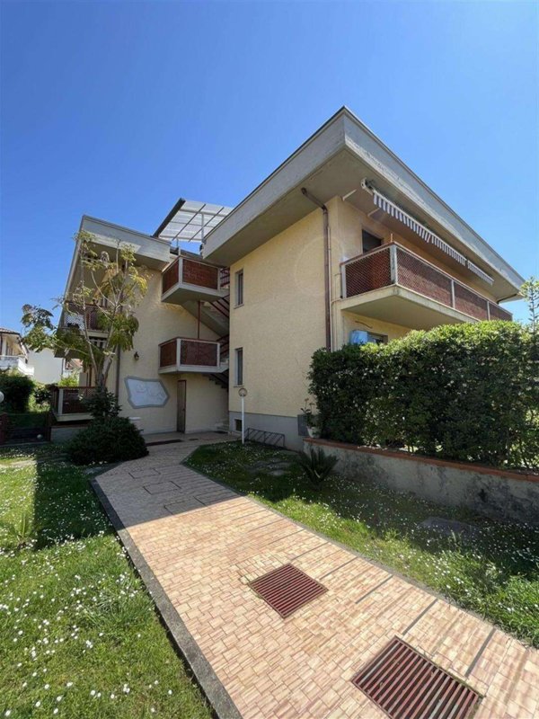 appartamento in vendita a Massa in zona Marina di Massa