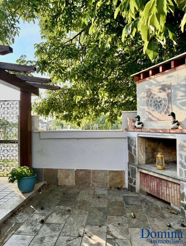 casa indipendente in vendita a Massa in zona Marina di Massa