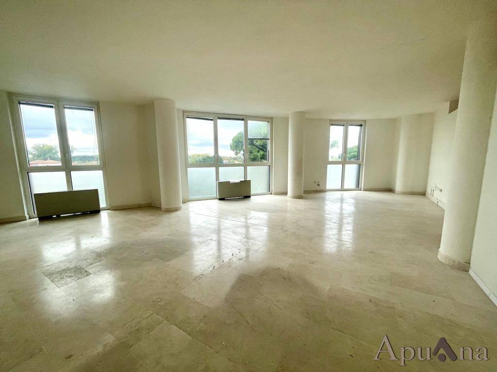 ufficio in vendita a Massa in zona Castagnola