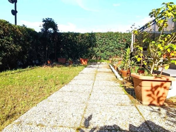 appartamento in vendita a Massa in zona Marina di Massa
