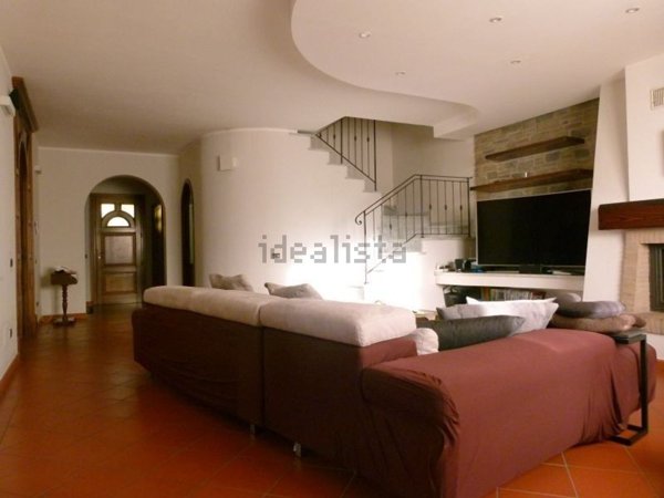 casa indipendente in vendita a Massa
