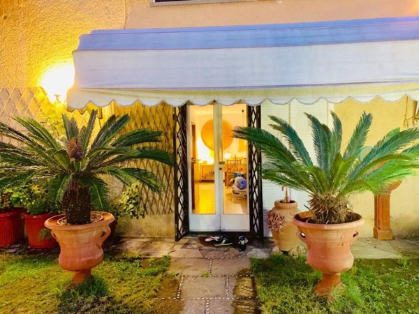 casa indipendente in vendita a Massa in zona Poveromo