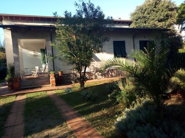 casa indipendente in vendita a Massa in zona Marina di Massa