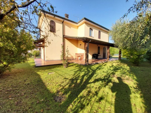 casa indipendente in vendita a Massa