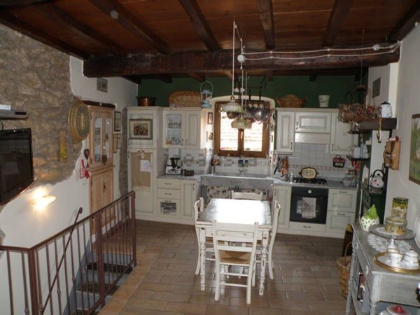casa indipendente in vendita a Massa in zona Antona