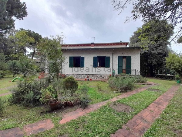 casa indipendente in vendita a Massa in zona Marina di Massa