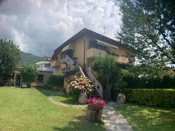 casa indipendente in vendita a Massa