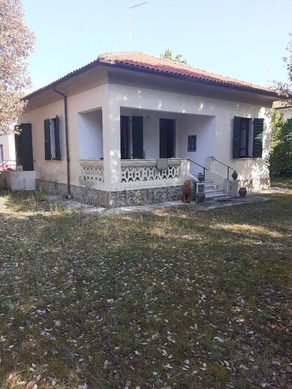 casa indipendente in vendita a Massa in zona Marina di Massa