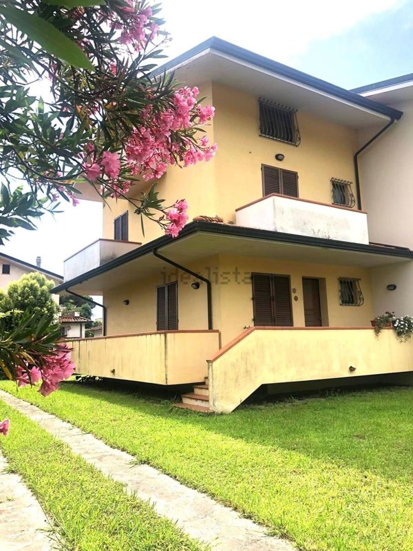 casa indipendente in vendita a Massa