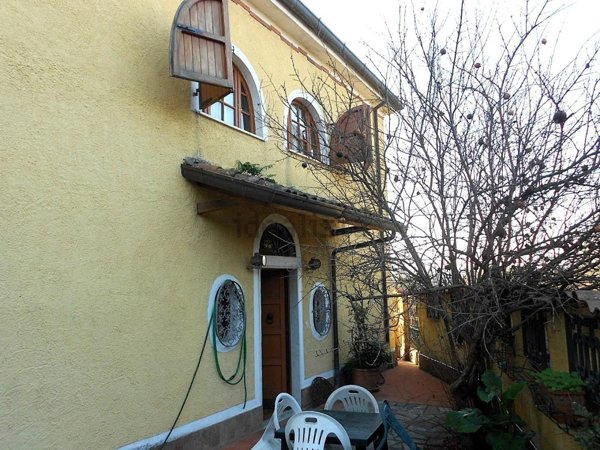 casa indipendente in vendita a Massa
