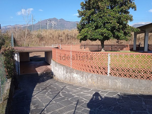 casa indipendente in vendita a Massa