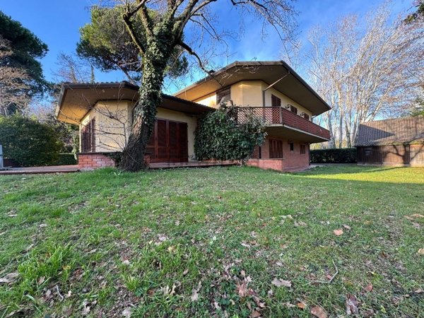 casa indipendente in vendita a Massa in zona Marina dei Ronchi